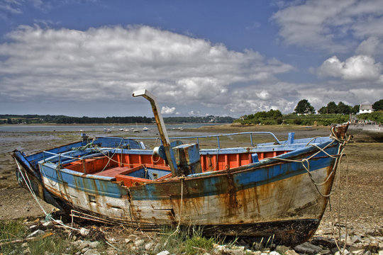 &eacute;pave de bateau dans le cimeti&egrave;re marin de Rostellec