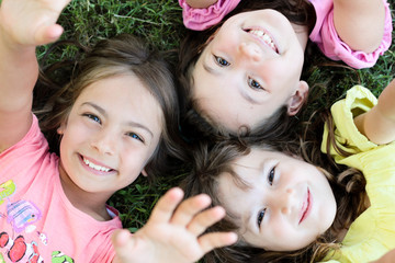 fillettes allongées dans l'herbe