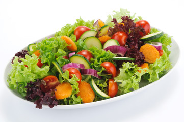 Insalata mista con carote, zucchine, cipolla e pomodorini