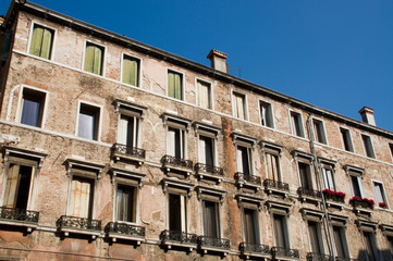 Fototapeta na wymiar ¯aluzje okienne ¯aluzje okienne balkon ściana dom dom