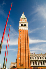 Fototapeta na wymiar Oznacz Sturm Turm Himmel blau Venedig Fahnenmast masztu