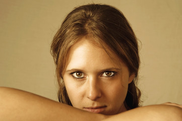 Fototapeta premium Attraktive Frau mit ernsten Blick