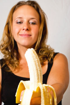 S&uuml;&szlig;e Frau mit s&uuml;&szlig;er Frucht