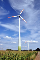 Die Windkraftanlagen auf dem Feld. Zwei Windräder zur ökologischen Energiegewinnung. 
