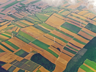 Luftaufnahme von Ackerland mit Windmühlen