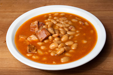 baked beans in a plate on a wooden table
