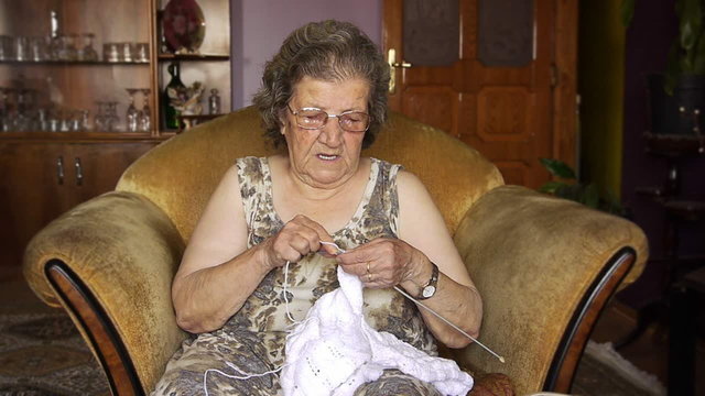 Old Retired Woman Knitting In Home - Leisure - Relaxation