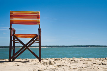 chaise vide sur la plage