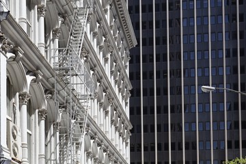 Quartier de Wall Street, vieille facade et immeuble moderne