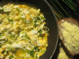 Scrambled eggs, pan, bread