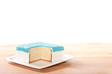 Angeschnittener Kuchen auf Teller