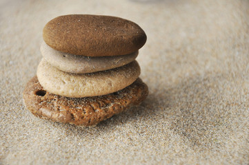Fototapeta na wymiar galets zen dans le sable