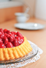 Erdbeerkuchen auf Küchentisch