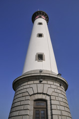 Phare de Ouistreham en Normandie sur fond de ciel bleu