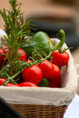 tomate cerise en panier