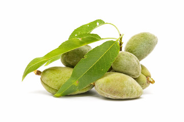 almendras verdes en fondo blanco