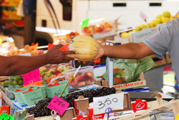 Übergabe auf dem Markt