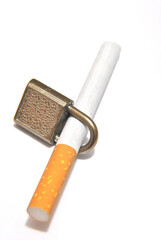 Sigaretta con lucchetto