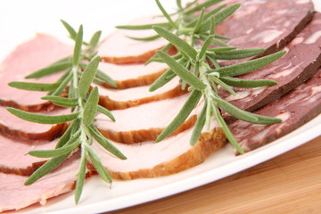 Plate of assorted cold cuts (ham, sirloin, headcheese)