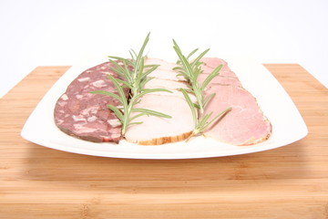 Plate of assorted cold cuts (ham, sirloin, headcheese)