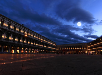 Fototapeta premium The night scene of San Marco Plaza in Venice