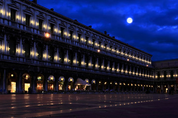 Fototapeta na wymiar The night scene of San Marco Plaza in Venice