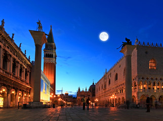 Fototapeta premium The night scene of San Marco Plaza in Venice