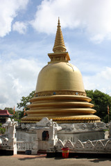 Fototapeta premium Golden stupa