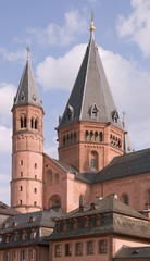 Fototapeta na wymiar Wschodnie wieże katedry w Moguncji