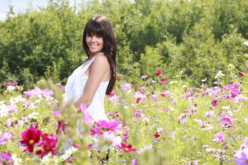 jeune femme dans un champs de fleurs