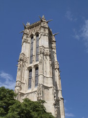 Torre gótica de Santiago en Paris