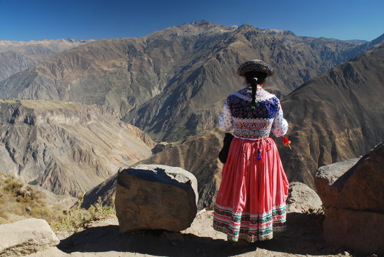 Indienne devant le canyon de Colca, Pérou