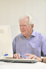 Senior am Computer