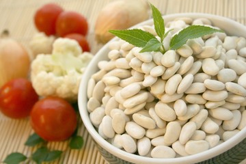 Getrocknete weisse Bohnen in Schale