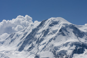 Fototapeta na wymiar Wysokie góry w Szwajcarii