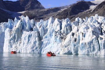 Boote vor Gletscher
