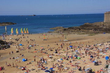 Fototapeta na wymiar na plaży w Saint Malo