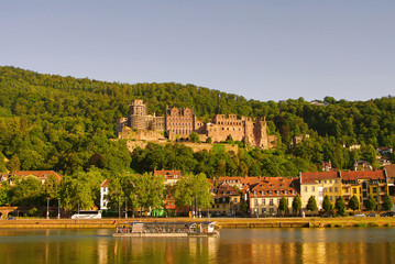 Fototapeta na wymiar Heidelberger Stary Zamek i rzeka, lato 2010