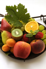 Frutta mista su bilancia