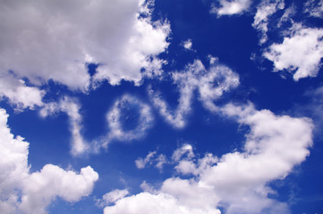 青空に浮かぶLOVEの文字