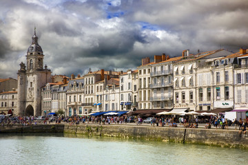 Fototapeta na wymiar Francja, 17, La Rochelle: duży zegar i dock Duperré