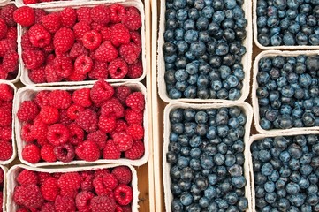 Blaubeeren und Himbeeren  auf dem Wochenmarkt