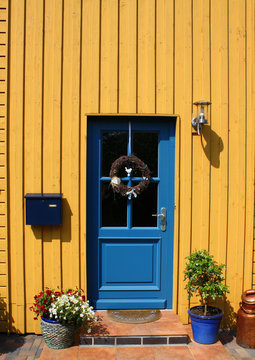 Haustür und Holzfassade