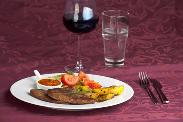 Steak mit Ketchup und Kartoffeln