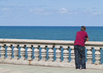 joven contemplando el mar
