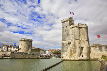 france; 17; la rochelle : tour saint nicolas et la chaîne à l' e