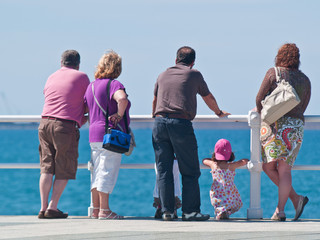 Familia frente al mar