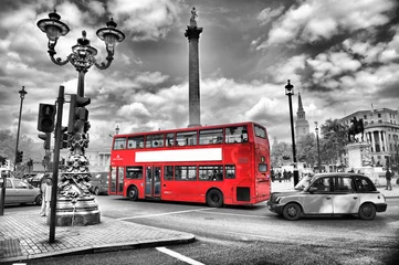 Selbstklebende Fototapete Rot, Schwarz, Weiß Verkehr in London