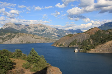 Fototapeta na wymiar Jezioro Ponçon cieplarnianych - Alpy - Francja