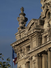 Fototapeta na wymiar Museo del Louvre en Paris